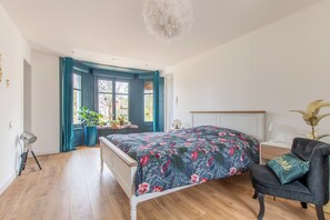 5 bedrooms, iron/ironing board, WiFi, bed sheets - Large Touraine house with swimming pool Near A10, Private park, Hammam (Sorigny)