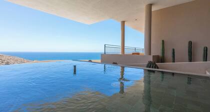 Lux Cerritos Oceanfront Condo, Pool & Gym -Ronival