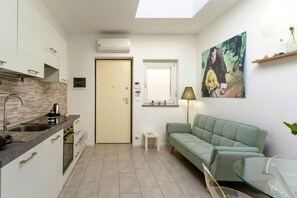 Frigorifero, forno, piano cottura, lavastoviglie