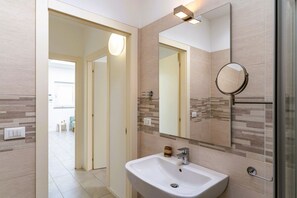 Een douche, een haardroger, een bidet, handdoeken