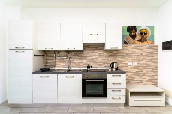 Fridge, oven, stovetop, dishwasher