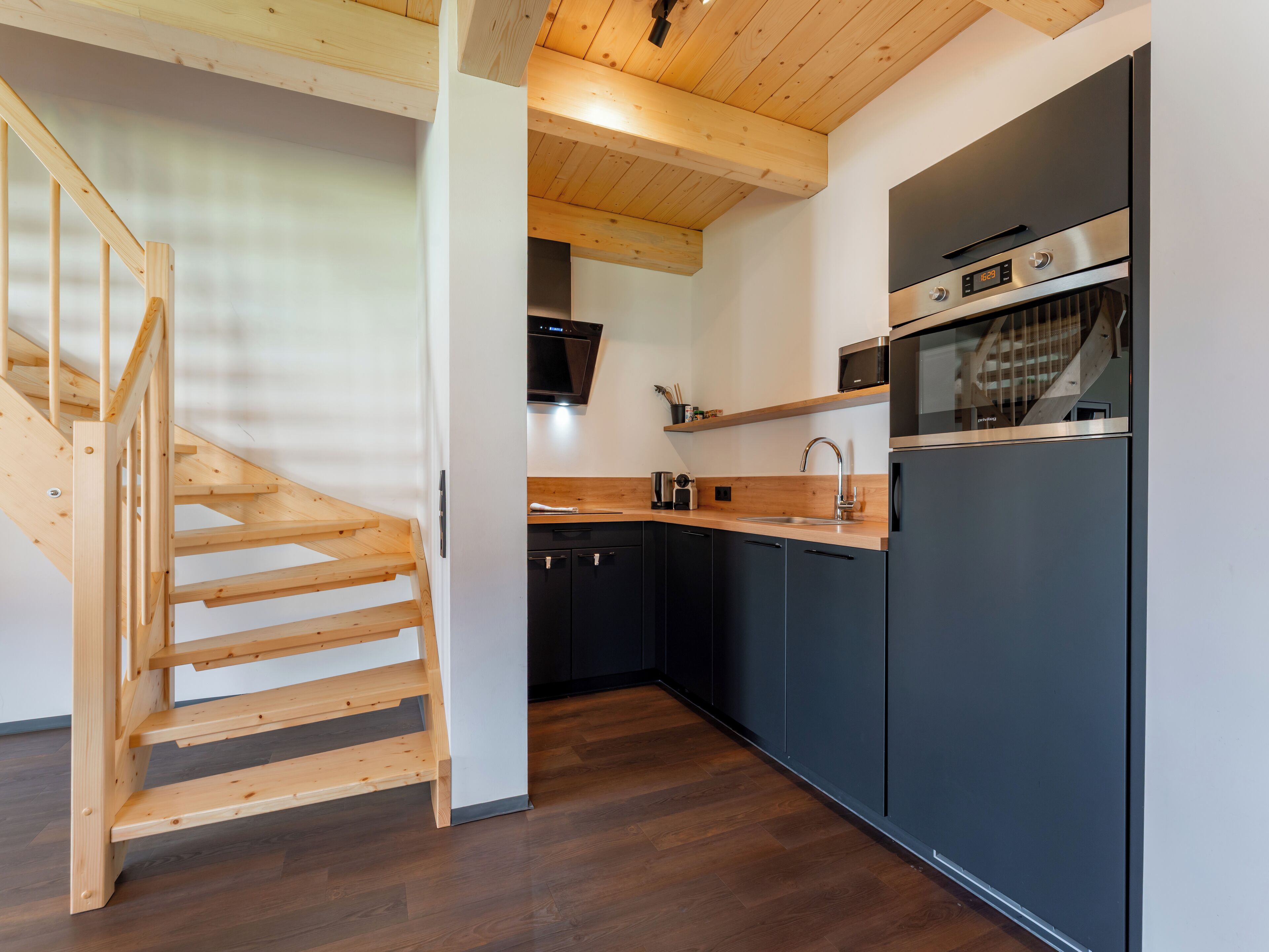 Wasserkocher mit Kaffee-/Teezubehör, Kühlschrank, Ofen, Herdplatte