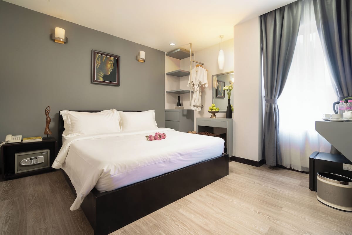 Egyptian cotton sheets, premium bedding, pillow-top beds, minibar
