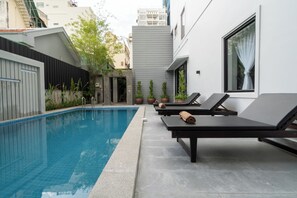Hồ bơi ngoài trời