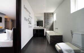 Tripla familiare | Bagno | Doccia, soffione a pioggia, set di cortesia gratuito, asciugacapelli