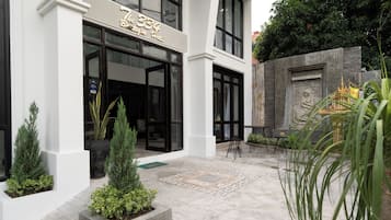 Vista frontal de la propiedad