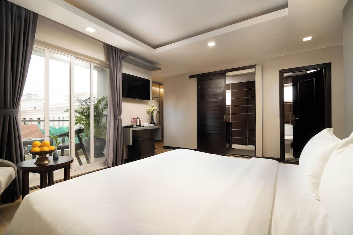 Egyptian cotton sheets, premium bedding, pillow-top beds, minibar