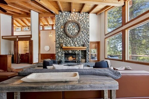 Spacious Mountain Cabin w/ Valley Views, Game Room