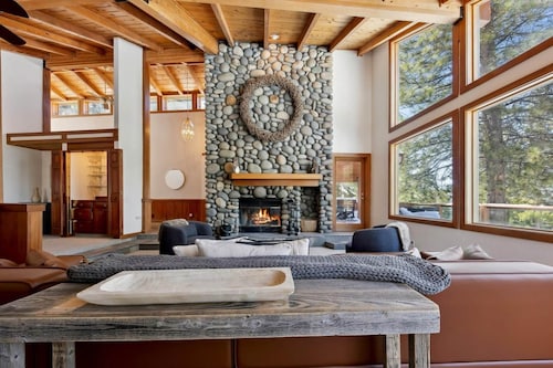 Northstar: 6 Bedroom, 9 Beds, Game Room with Pool Table, 85" TV, Views, HOA Pool+Hot Tub