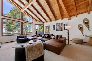 Smart TV, fireplace, ping pong, stereo