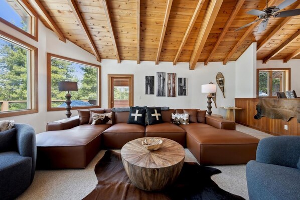 Smart TV, fireplace, table tennis, stereo