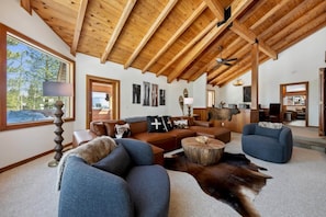 Smart TV, fireplace, ping pong, stereo