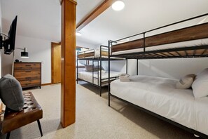 6 bedrooms, desk, iron/ironing board, travel crib