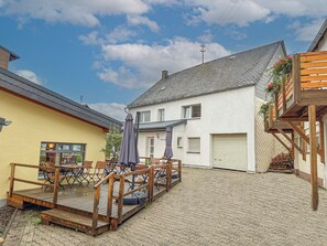 Outdoor dining - Spacious holiday home in a beautiful region (Mörz)