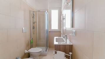 Doccia, asciugacapelli, bidet