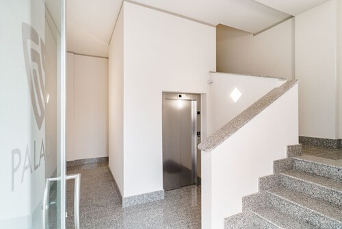 Comfortable studio with private bathroom and balcony, which is part of the Scaringi Palace and is perfect for 2 guests. The flat is located in a building located in a quiet and well-connected neighborhood, just a 5-minute drive from the center of Trani, 