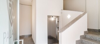 GuestHost - Comfortable studio with private bathroom and balcony, which is part of the Scaringi Palace and is perfect for 2 guests. The flat is located in a building located in a quiet and well-connected neighborhood, just a 5-minute drive from the cente