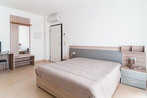 1 habitación, tabla de planchar con plancha, cuna de viaje y wifi 