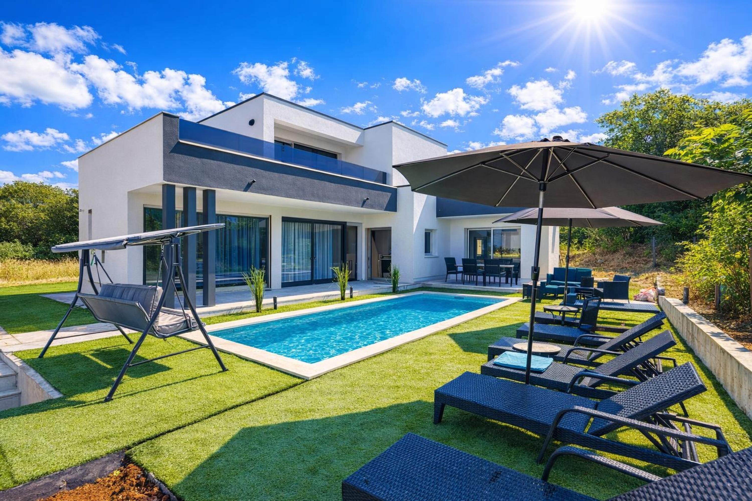 Utomhuspool och uppvärmd pool