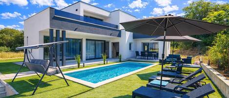 Utomhuspool och uppvärmd pool