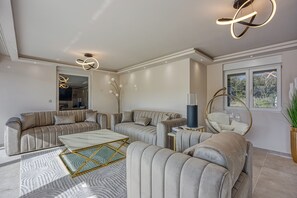 Villa familiare, camere multiple (Villa Samara with Pool) | Soggiorno | Smart TV 21 pollici con canali digitali