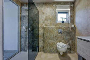 Family Villa, 4 Bedrooms, Balcony (Villa Samara with Pool) | Bathroom