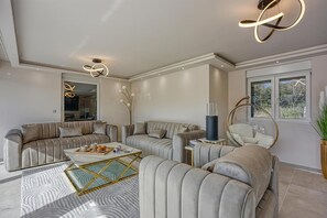 Familievilla, flere soverom (Villa Samara with Pool) | Oppholdsrom | En 21-tommers smart-TV med digitale kanaler