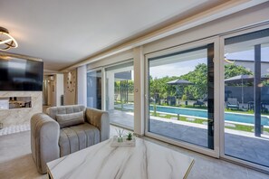 Family Villa, Multiple Bedrooms (Villa Samara with Pool) | Living room