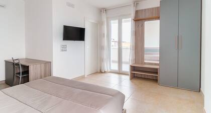 GuestHost - Comfortable studio with private bathroom and bathroom, which is part of the Scaringi Palace and is perfect for 2 guests. The flat is located in a building located in a quiet and well-connected neighborhood, just a 5-minute drive from the cent