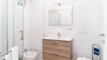 Dusche, Haartrockner, Bidet, Handtücher