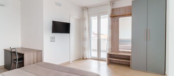 GuestHost - Cozy studio with private bathroom and bathroom, which is part of the Scaringi Palace and is perfect for 2 guests. The flat is located in a building located in a quiet and well-connected neighborhood, just a 5-minute drive from the center of T