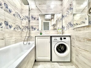Classic Apartment, Balcony, City View | Bathroom