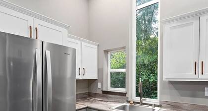 The Shearwater House - A private 2BR/2BA nestled in the majestic trees