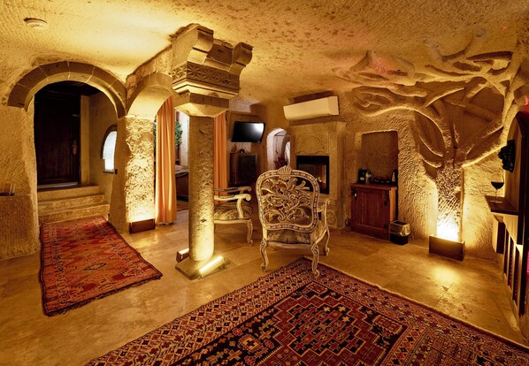 Cave Room with Wine Fountain and Bathtub | Individually decorated, individually furnished, soundproofing, free WiFi