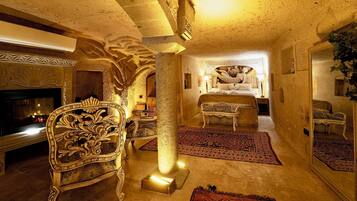 Cave Room with Wine Fountain and Bathtub | Individually decorated, individually furnished, soundproofing, free WiFi