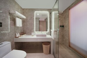 Standard-Zweibettzimmer, Mehrere Betten, Balkon | Badezimmer | Designer-Toilettenartikel, Haartrockner, Hausschuhe, Handtücher