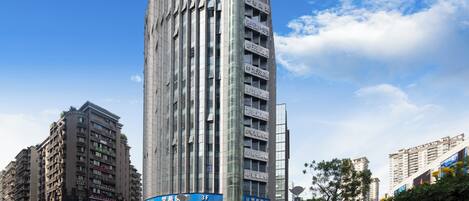 Un edificio alto y moderno con varios pisos y un diseño vertical destacado.