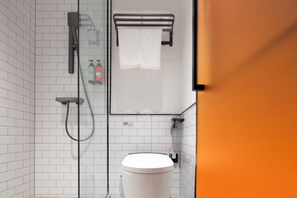 Een douche, een hydromassagedouche, een haardroger, badjassen