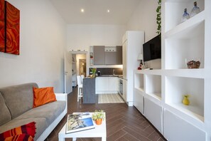 Un appartement moderne comprenant un salon, une cuisine et un coin repas.