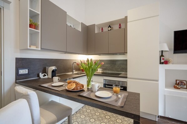 Fridge, oven, stovetop, dishwasher