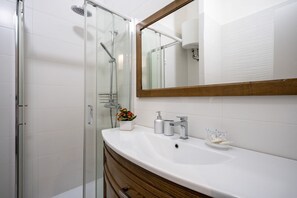 Een douche, een haardroger, een bidet, handdoeken
