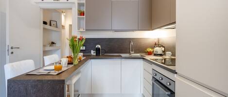 Kjøleskap, ovn, kokeplater og oppvaskmaskin