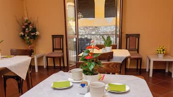 Desayuno continental (EUR 6 por persona)