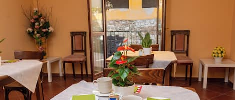 Daily continental breakfast (EUR 6 per person)
