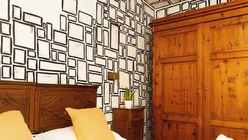 Classic-Doppel- oder -Zweibettzimmer | Schreibtisch, laptopgeeigneter Arbeitsplatz, schallisolierte Zimmer