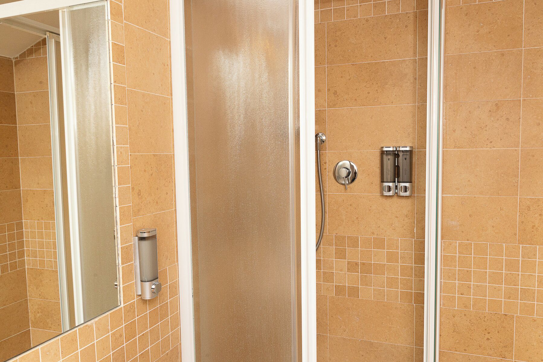 Classic-Dreibettzimmer | Badezimmer | Dusche, Haartrockner, Handtücher, Seife