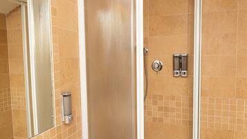 Classic-Dreibettzimmer | Badezimmer | Dusche, Haartrockner, Handtücher, Seife