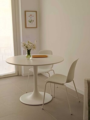 Appartement, vue mer | Coin séjour | Télévision à écran plat