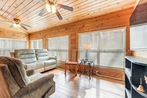 TV - 7 Mi to Lake Chatuge: Creekside Cabin w/ Decks! (Hayesville)