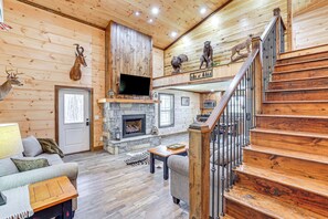 TV, fireplace, books - Pet-Friendly Yard! Nature Escape in Forest City (Forest City)